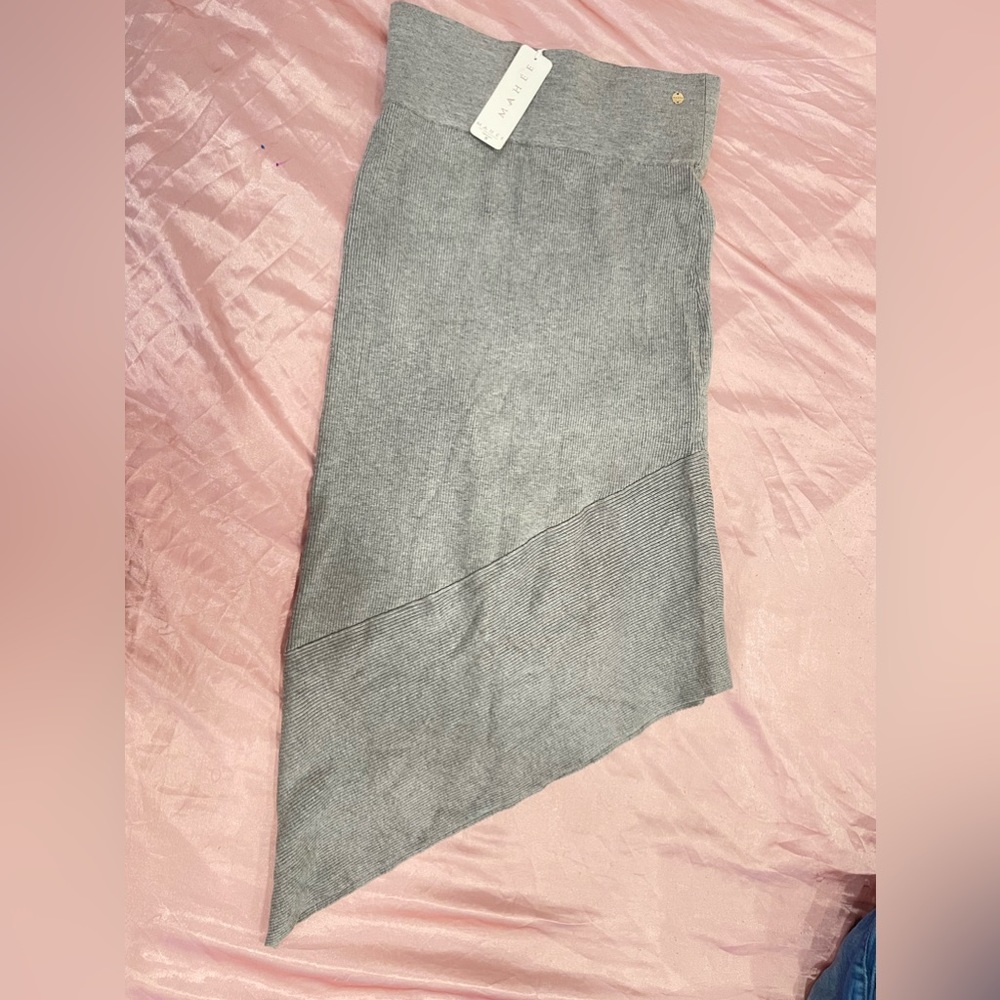 Asymmetrical skirt.